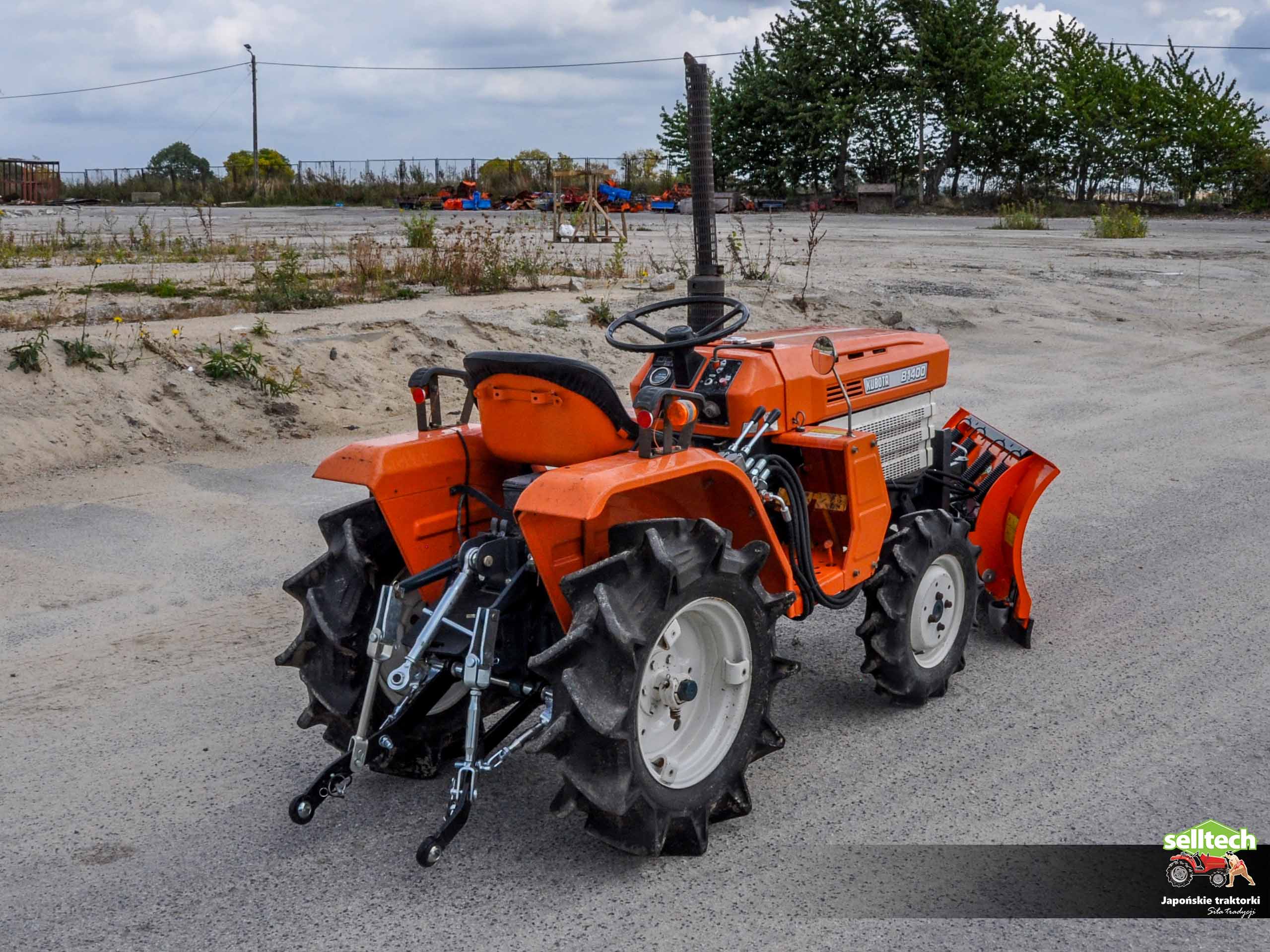 Kubota-B1400---Plug-2.jpg